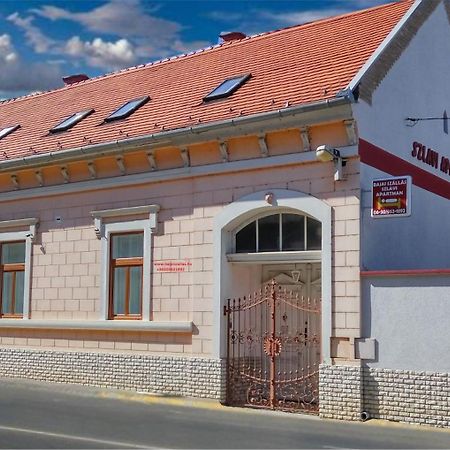 Szlavi Apartman Baja Exterior foto