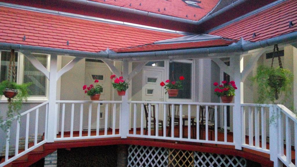 Szlavi Apartman Baja Exterior foto